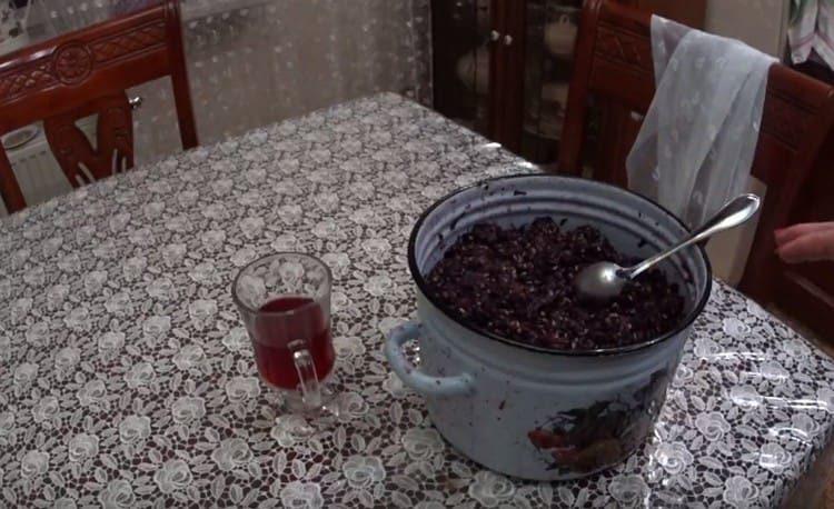 Ceci est une recette simple pour faire du vinaigre de raisin à la maison.