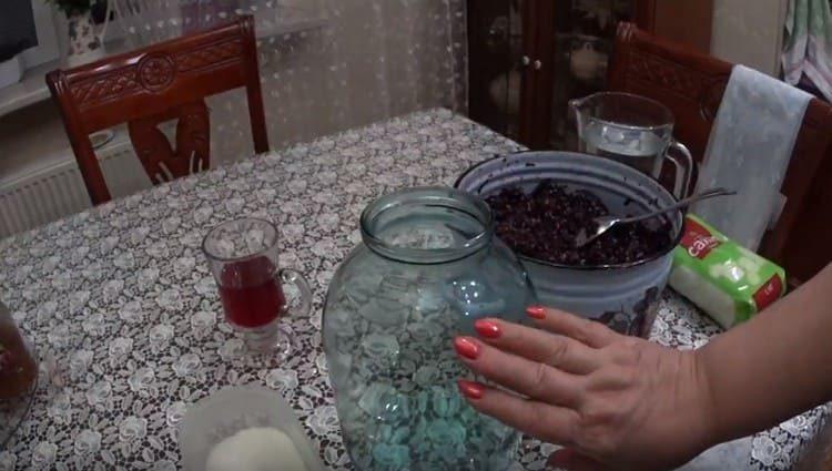 We put grape pulp in the jar.