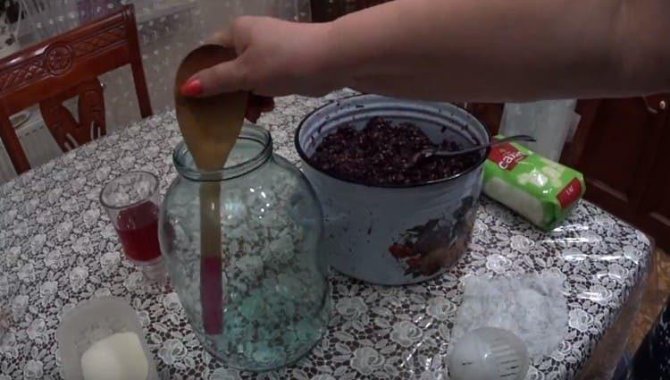 Mix the contents of the jar well.