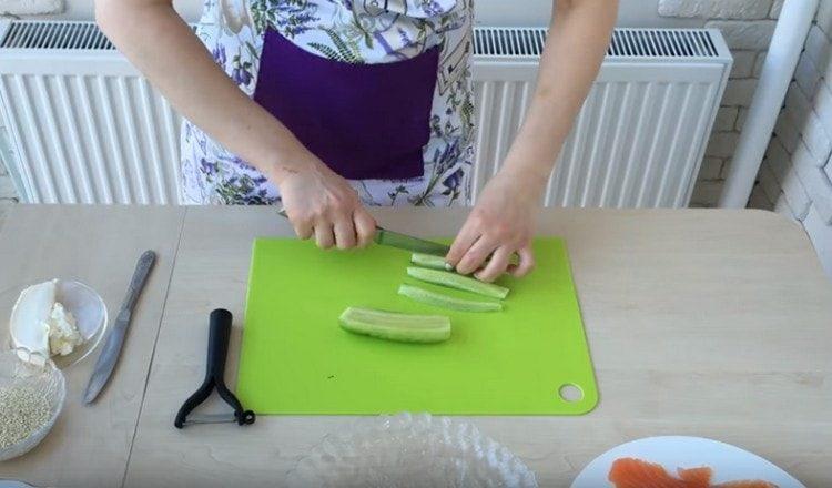 Skær agurken i tynde strimler.