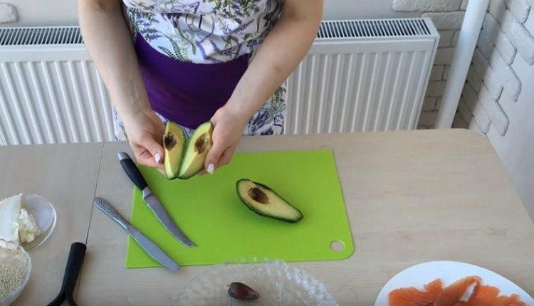 Cut the avocado into 4 parts, remove the stone.