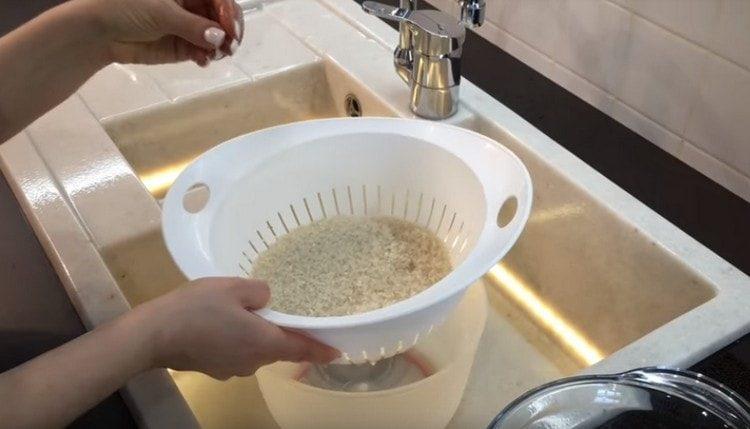 Nous lavons le riz à l'eau froide.