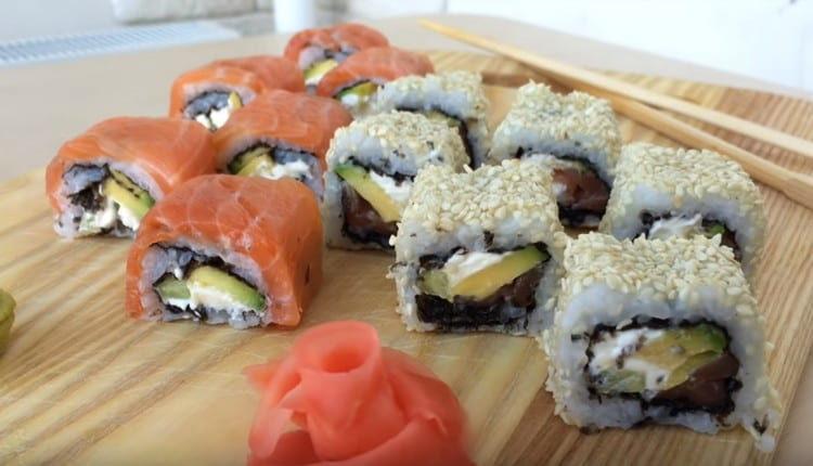 Este delicioso sushi se sirve con jengibre encurtido y salsa de wasabi.