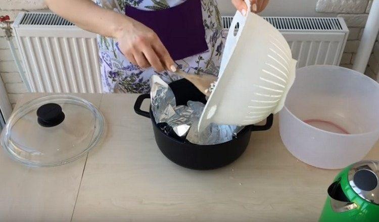 mettez le riz dans une casserole recouverte de papier d'aluminium.