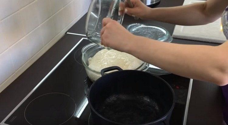 Mezcla vinagre con arroz.