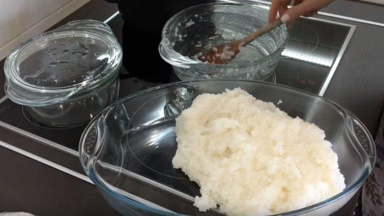 Cambiamos el arroz a una forma grande y lo dejamos enfriar.