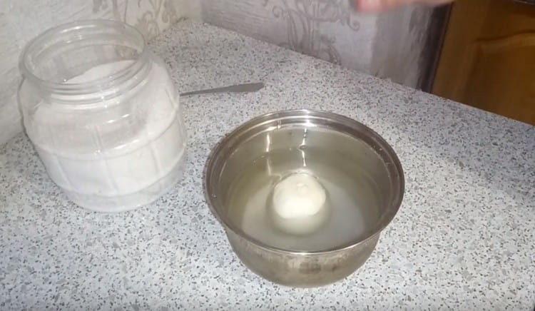 Soak the onion in water with sugar.