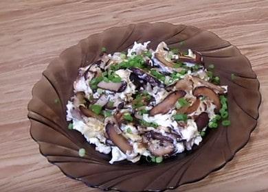 Champignons shiitake frits avec oignons et œufs