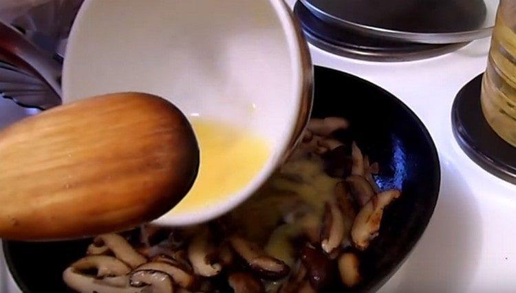 pour mushrooms with onion beaten eggs.