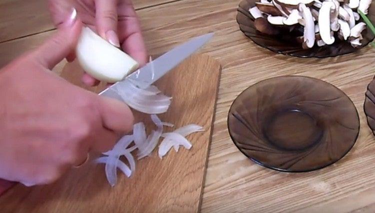 Thinly chop the onion.