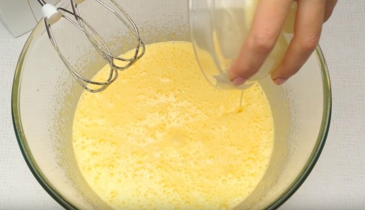 Agregue mantequilla derretida a la masa de huevo.