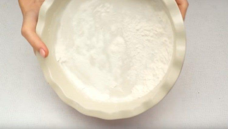 Lubrique el molde para pasteles con mantequilla y espolvoree con harina.
