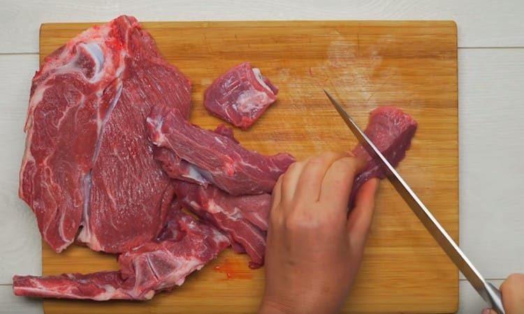 We snijden het vlees in plakjes.