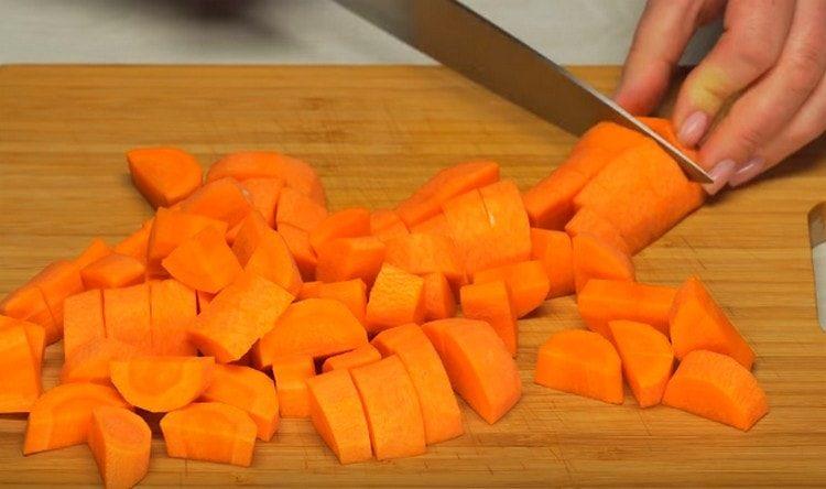 Hak de wortel fijn.