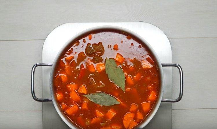 put the carrots in the pan, add the bay leaf.