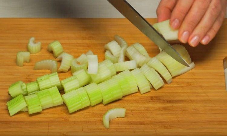 Cut celery and pepper.