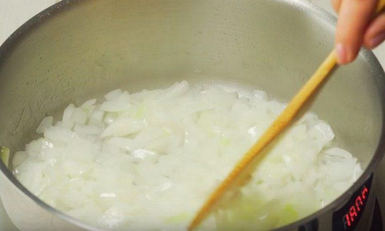 Fry the onion in vegetable oil.