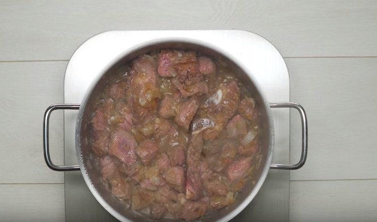 Agrega la carne a la cebolla.