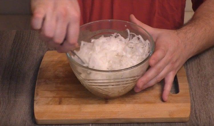 stavite rotkvicu u zdjelu, pomiješajte sa solju.
