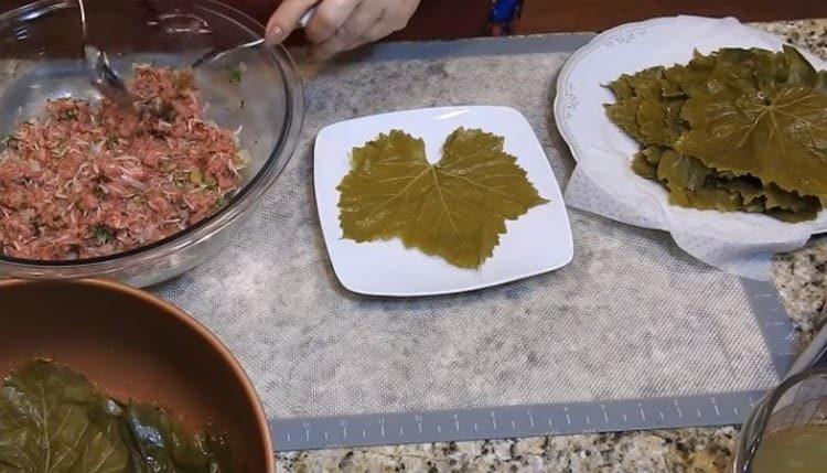Étaler la feuille de vigne sur une assiette.