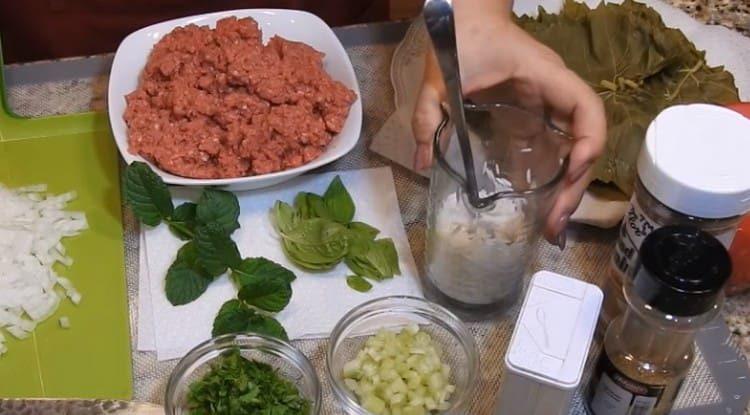 Prepare carne picada y arroz medio cocido.