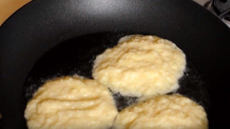 étendre la masse de pommes de terre avec une cuillère dans une casserole préchauffée avec de l'huile végétale.