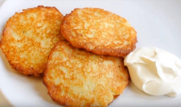 This is a classic recipe, according to which you can quickly fry wonderful potato pancakes.