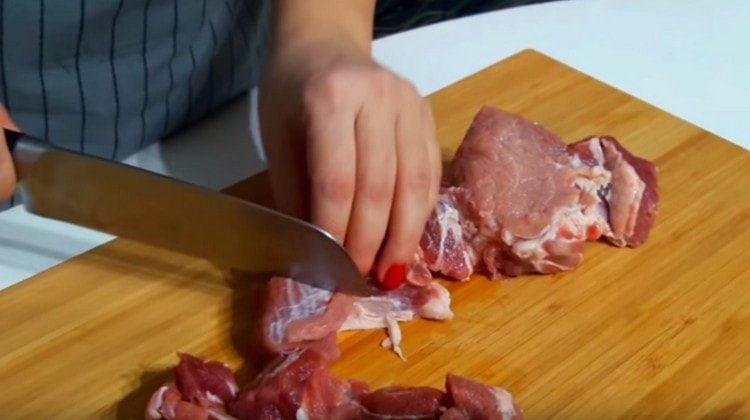 Cortar la carne en trozos bastante grandes.