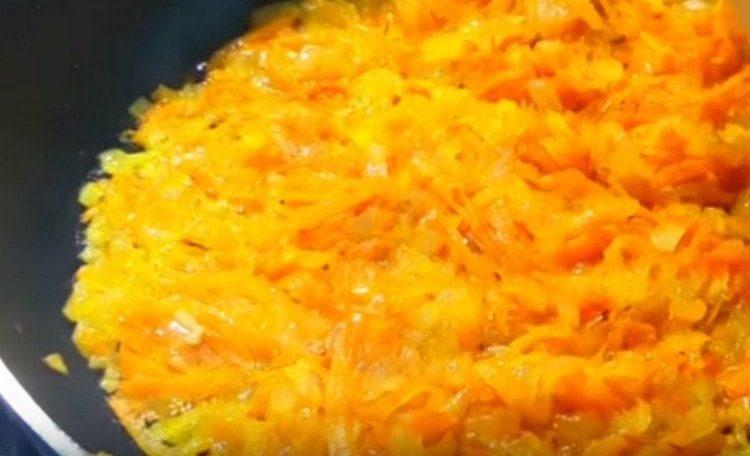 Freír las cebollas con zanahorias en una sartén.