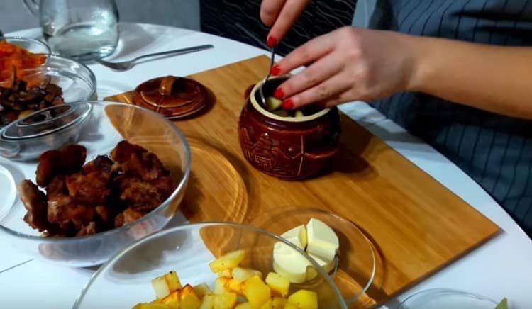 Poser la première couche du plat avec des pommes de terre.