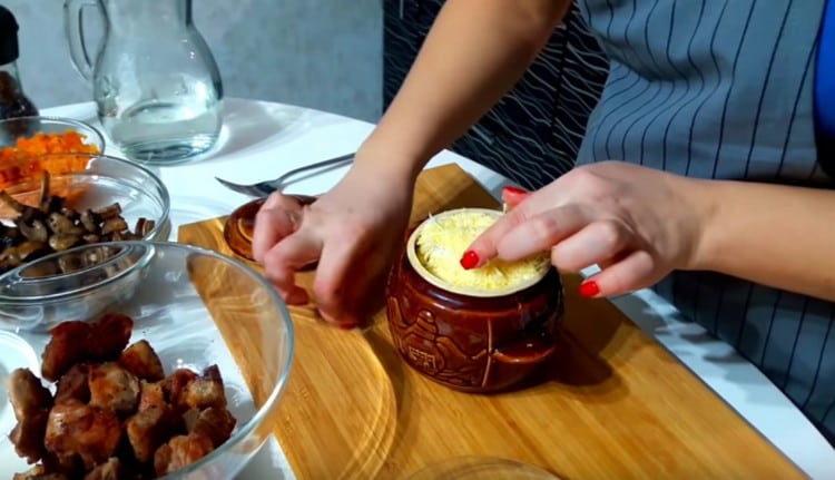 Saupoudrer le plat de fromage râpé.