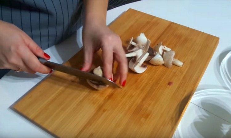 Coarsely chop the champignons.