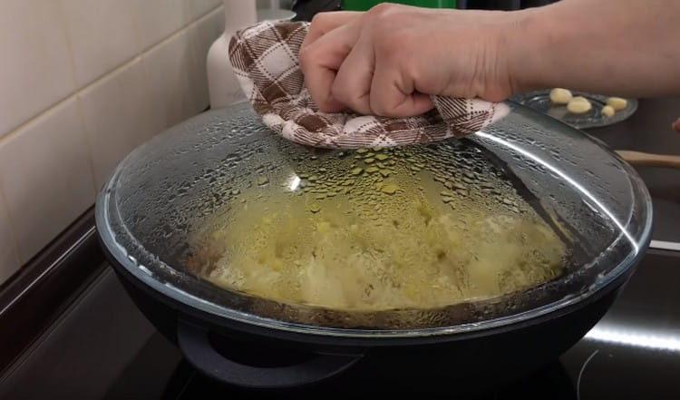 Ajouter un peu d'eau et couvrir la casserole avec un couvercle.