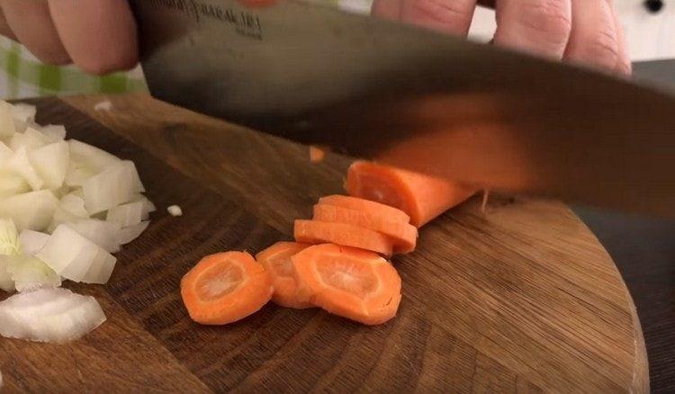 Couper les carottes en cercles.