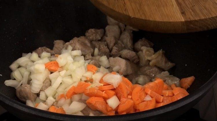 Ajouter les oignons et les carottes à la viande.