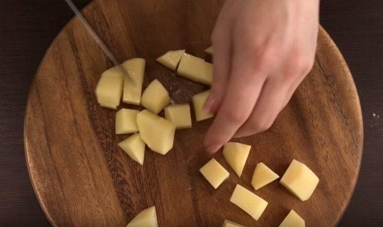 couper les pommes de terre en dés.