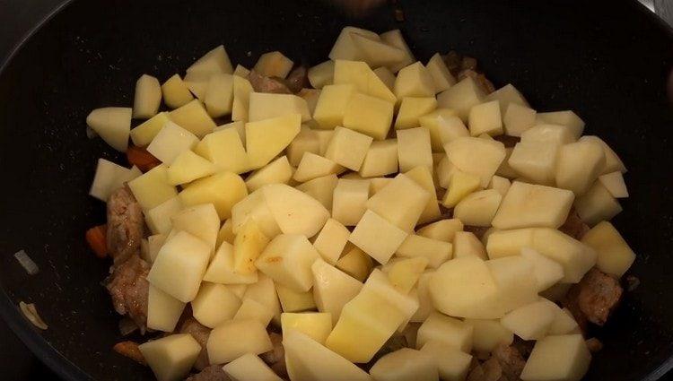 Placez les pommes de terre sur la viande, mais ne mélangez pas.