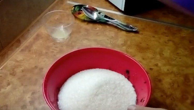Ajoutez du sucre à la purée de cassis.
