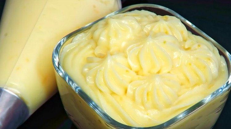 Such custard for cake is suitable for a layer of desserts, and for decoration.
