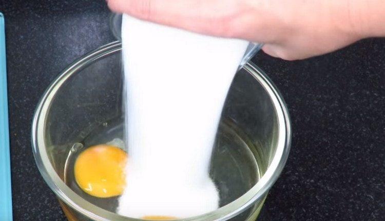 En un tazón, bata los huevos, agregue azúcar y una pizca de sal.