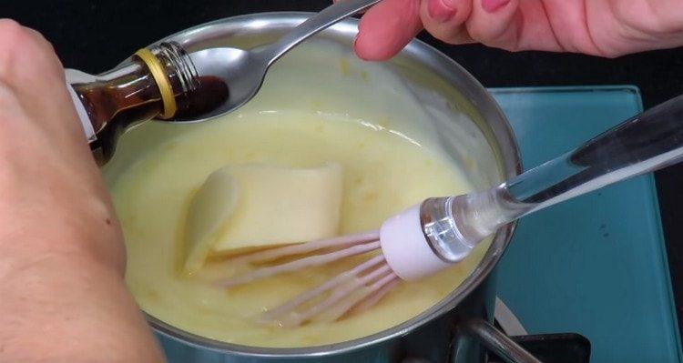 Agregue mantequilla y extracto de vainilla a la crema.