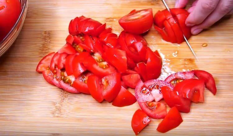 cut into slices of tomatoes.