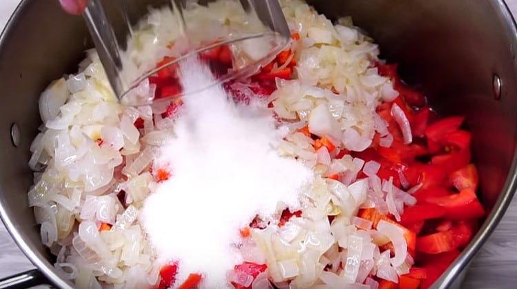 Nous combinons tous les légumes dans une casserole, ajoutons le sucre et le sel.