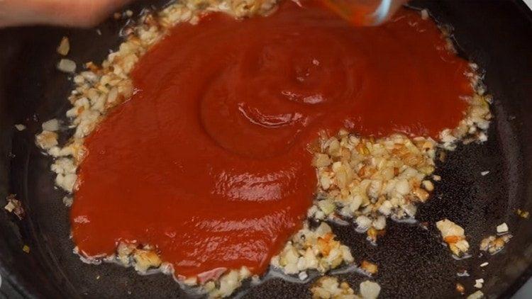Ajouter la pâte de tomates diluée avec de l'eau dans la casserole.
