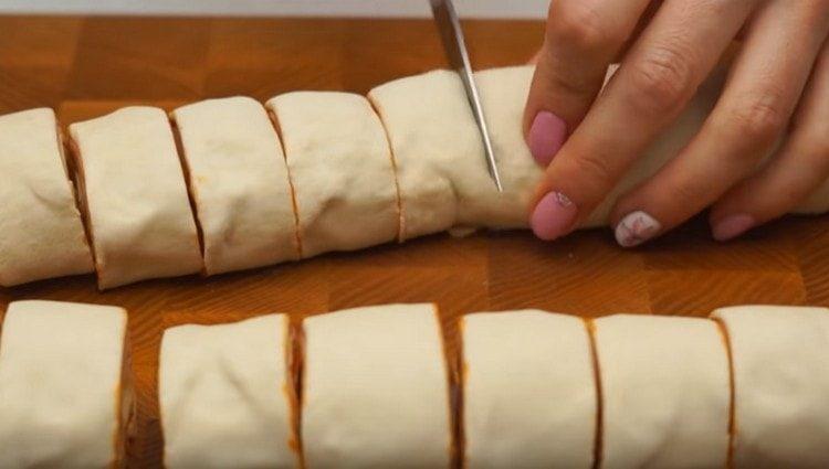 Twist la pâte en un rouleau et couper en petits morceaux