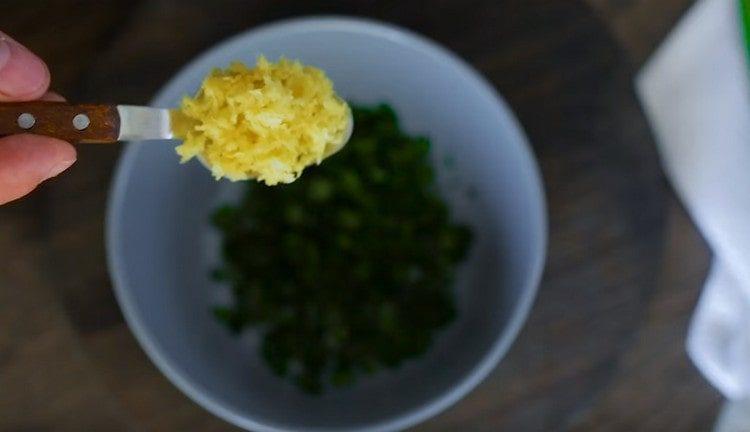 Cebollas verdes picadas con ralladura.