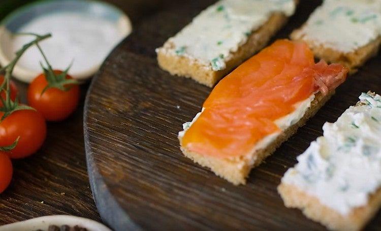 We spread salmon slices on top of the cheese mass.