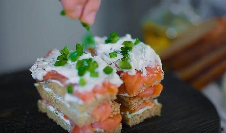 Espolvorea sándwiches con hierbas picadas.