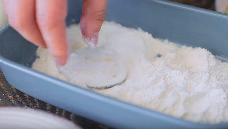 We squeezed eggplant squeezed in flour.