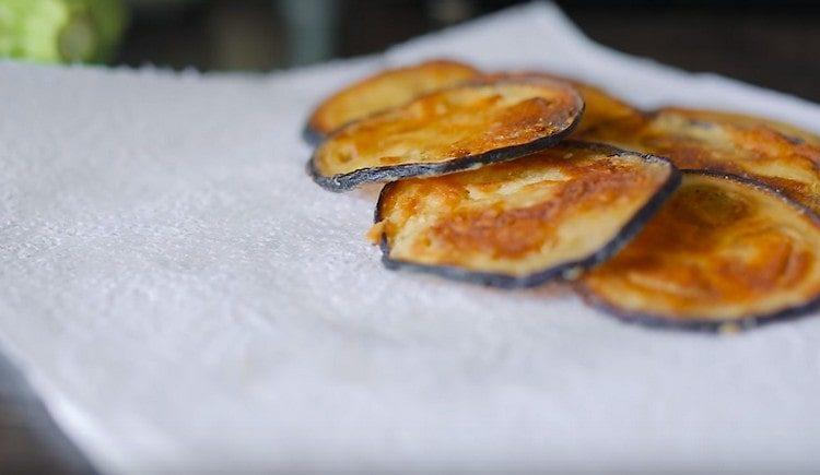 Nous transférons les chips d’aubergine dans des serviettes.